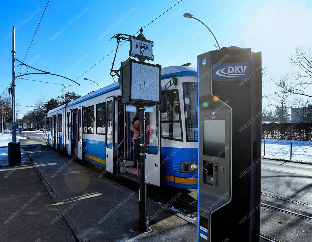 Közlekedés - Okosmegállók segítik a tömegközlekedőket Debrecenben