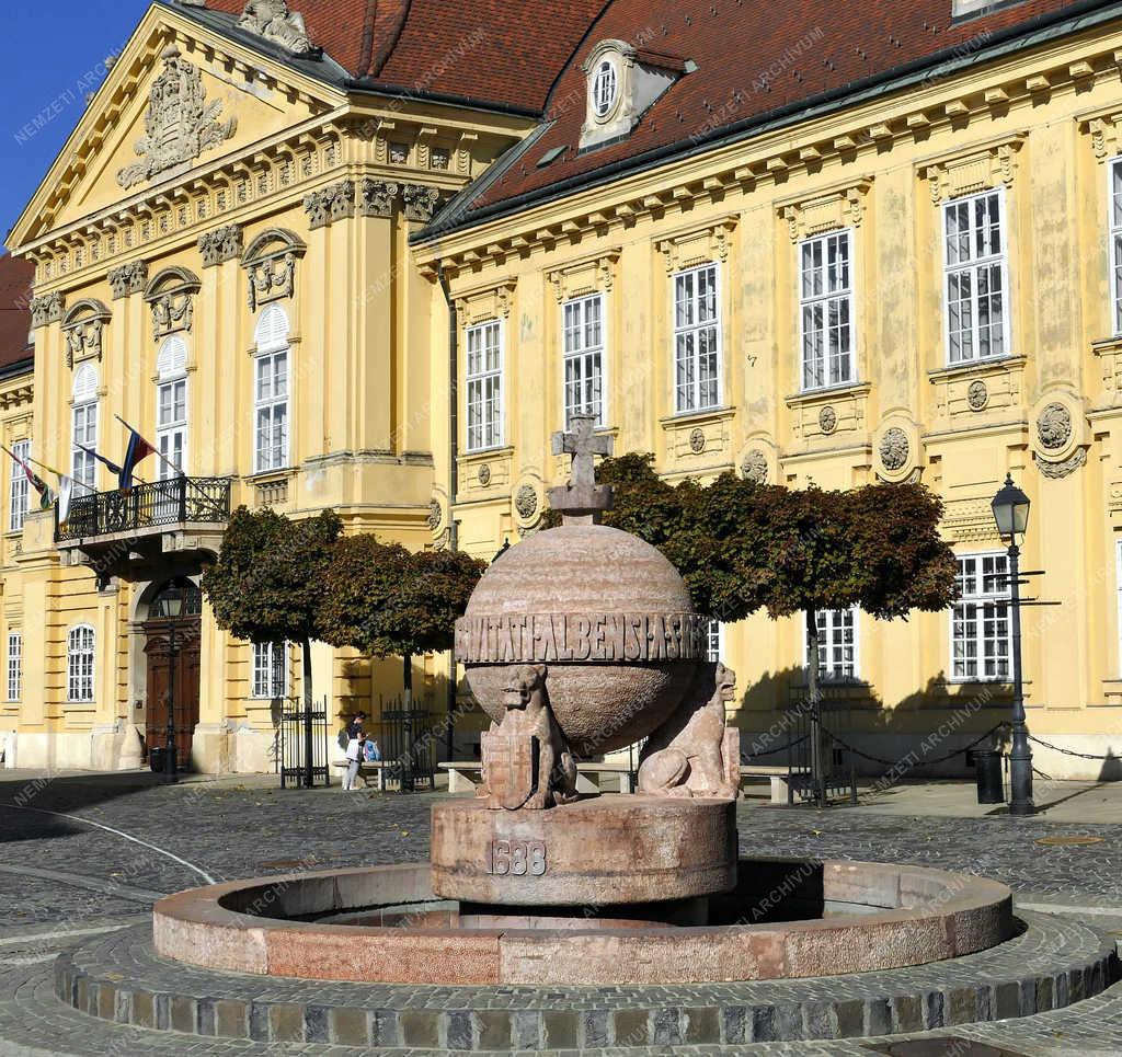 Városkép - Székesfehérvár - Az Országalma-díszkút