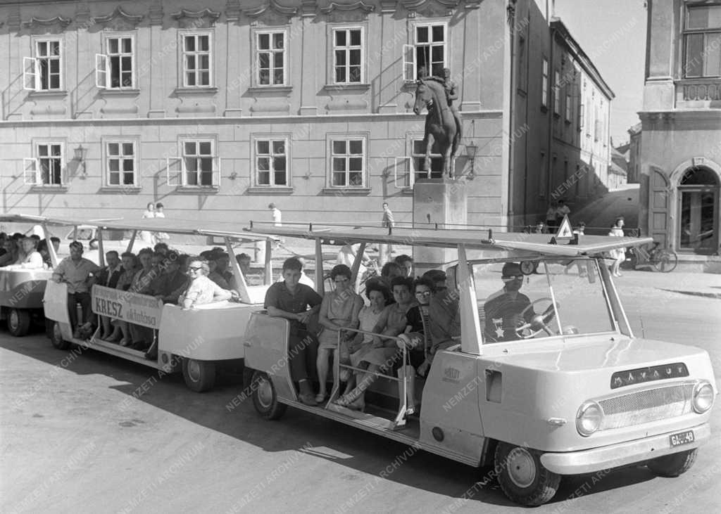 Oktatás - Mikrobuszos városnézéssel oktatják a KRESZT Székesfehérváron