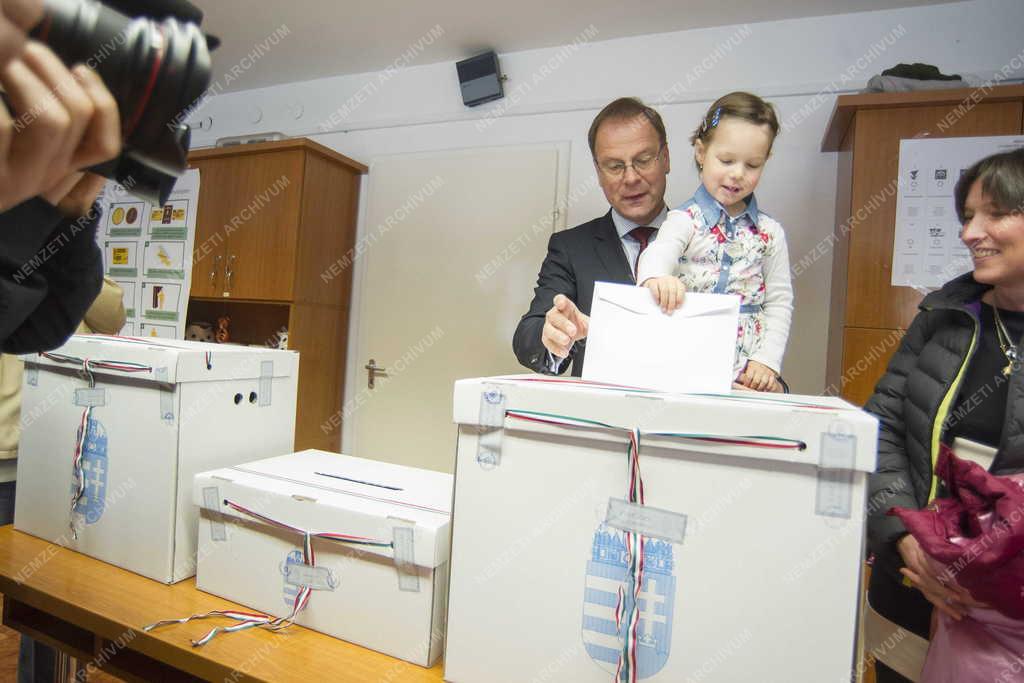 OGY2014 - Fidesz - Navracsics Tibor szavaz