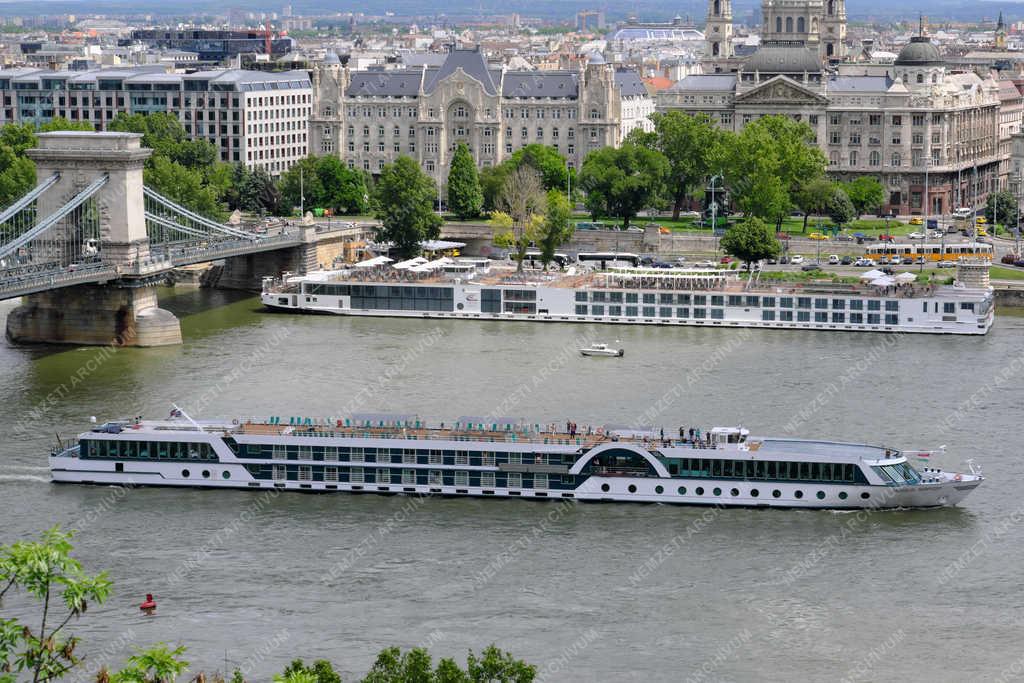Idegenforgalom - Budapest - Külföldi hotelhajó