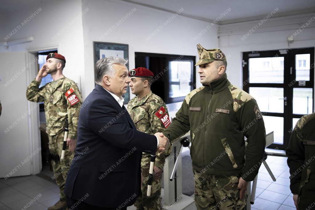 Orbán Viktor a Honvéd Vezérkar Összhaderőnemi Műveleti Vezetési Irányító Központban