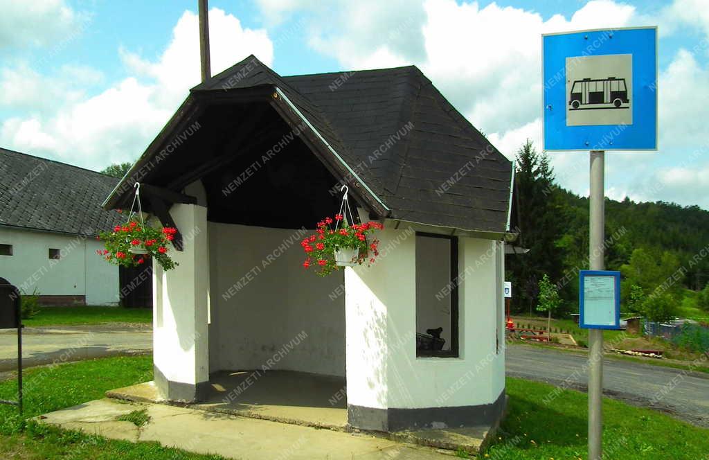 Közlekedési létesítmény - Szakonyfalu - Új buszmegálló