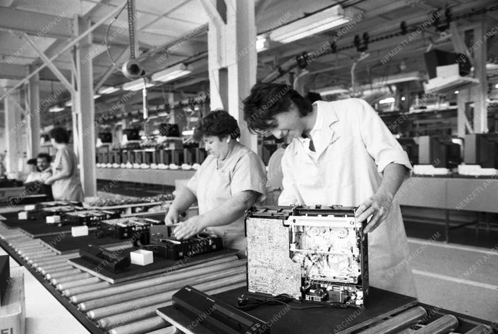 Híradástechnika - Új tipusú képmagnók az ITT-től