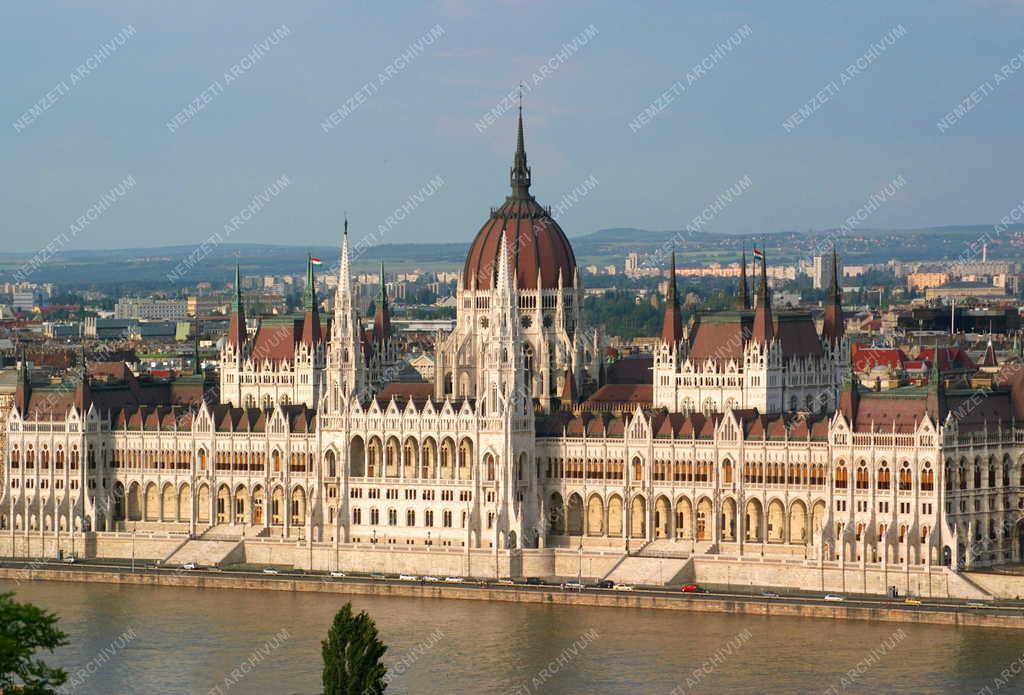 Budapest - A Parlament épülete a Dunával