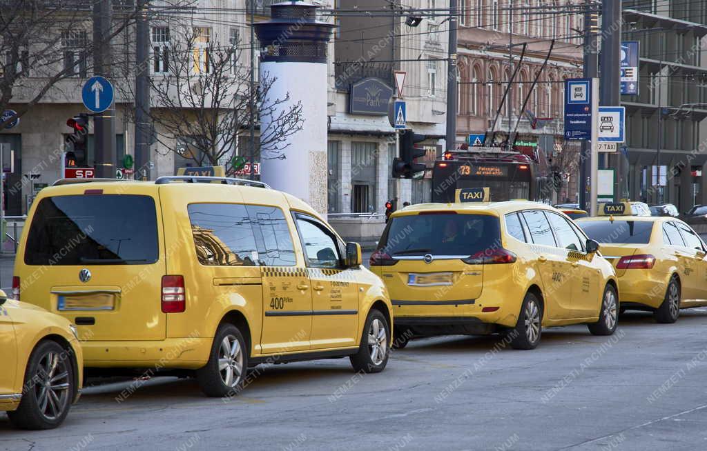 Szolgáltatás - Közlekedés - Taxi a Baross téren a Keleti pályaudvarnál