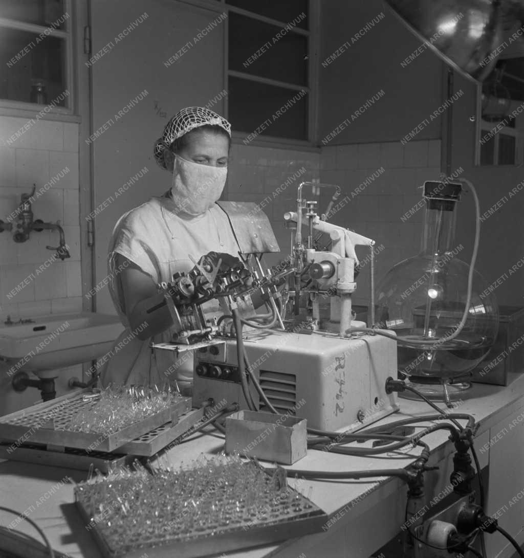 Ipar - Egészségügy - Kőbányai Gyógyszerárugyár