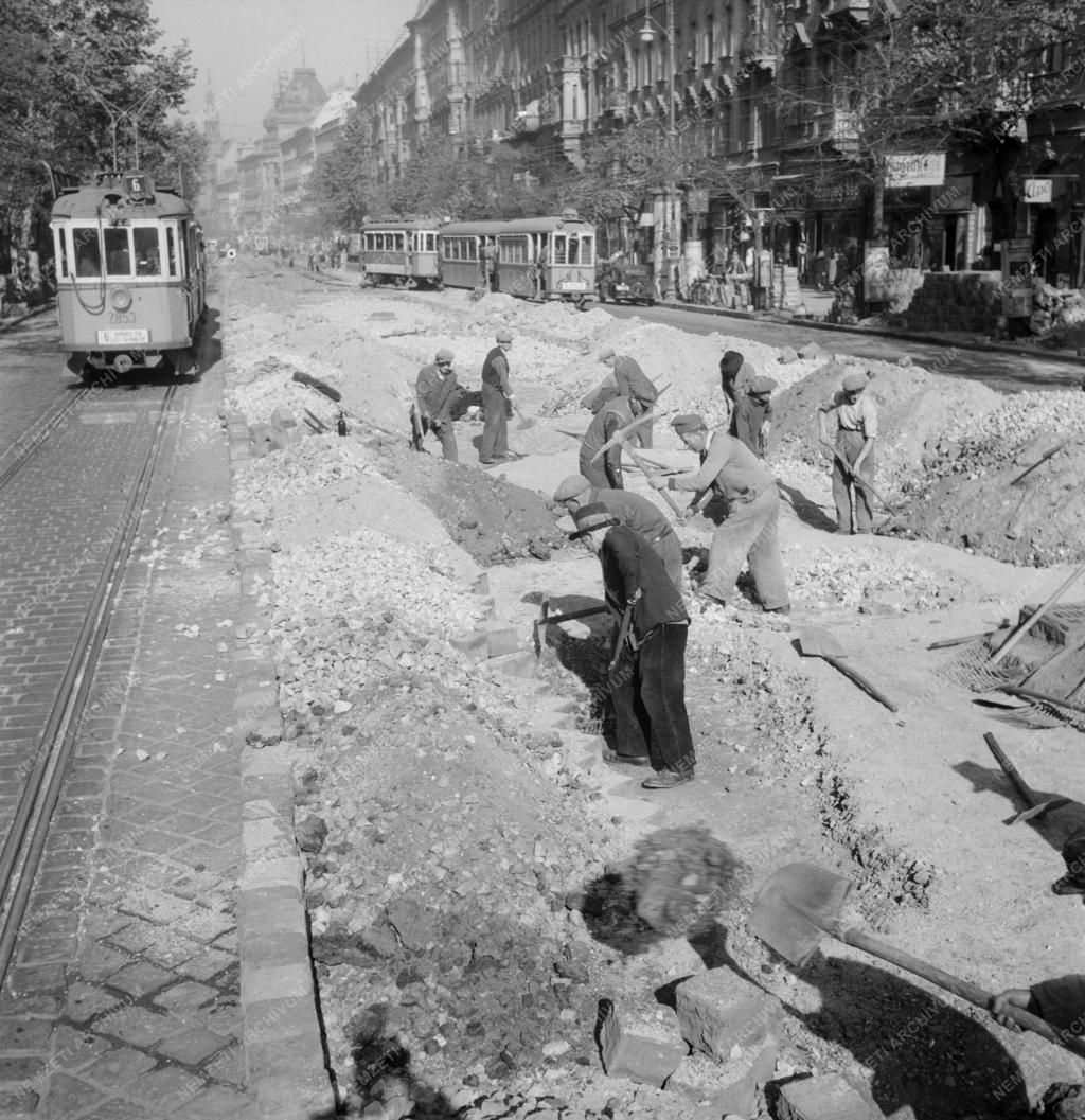 Közlekddés - Újjáépülő villamosvonalak