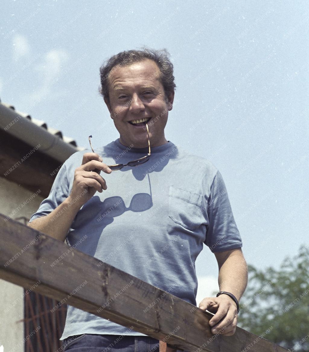 Kállai Ferenc színművész a Hármashatár-hegyi nyaralója teraszán