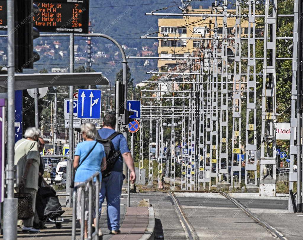 Közlekedés - Budapest - Villamos várók a Bosnyák téren