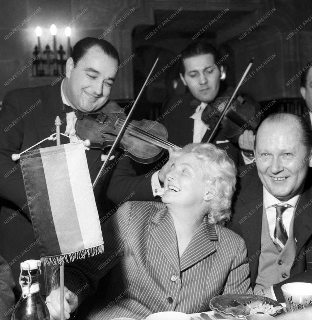 Vendéglátás - Német túristák a Mátyás Pince Étteremben