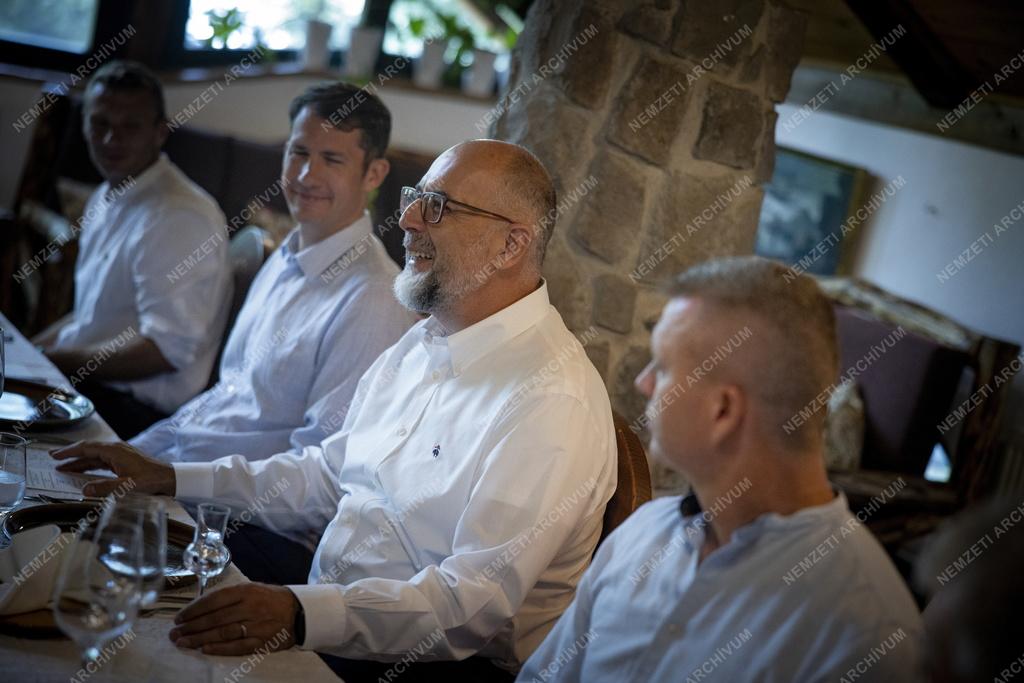 Orbán Viktor a határon túli magyar szervezetek vezetőivel tárgyalt