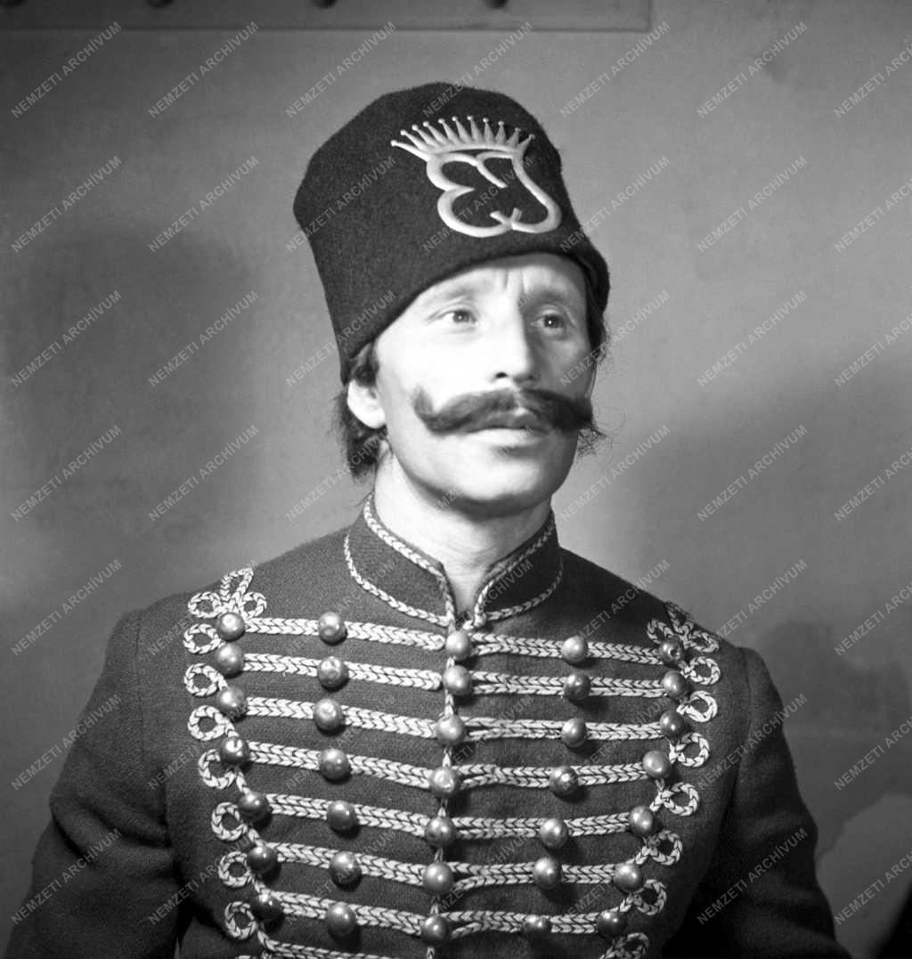 Kultúra - Színház - lllyés Gyula: Az ozorai példa