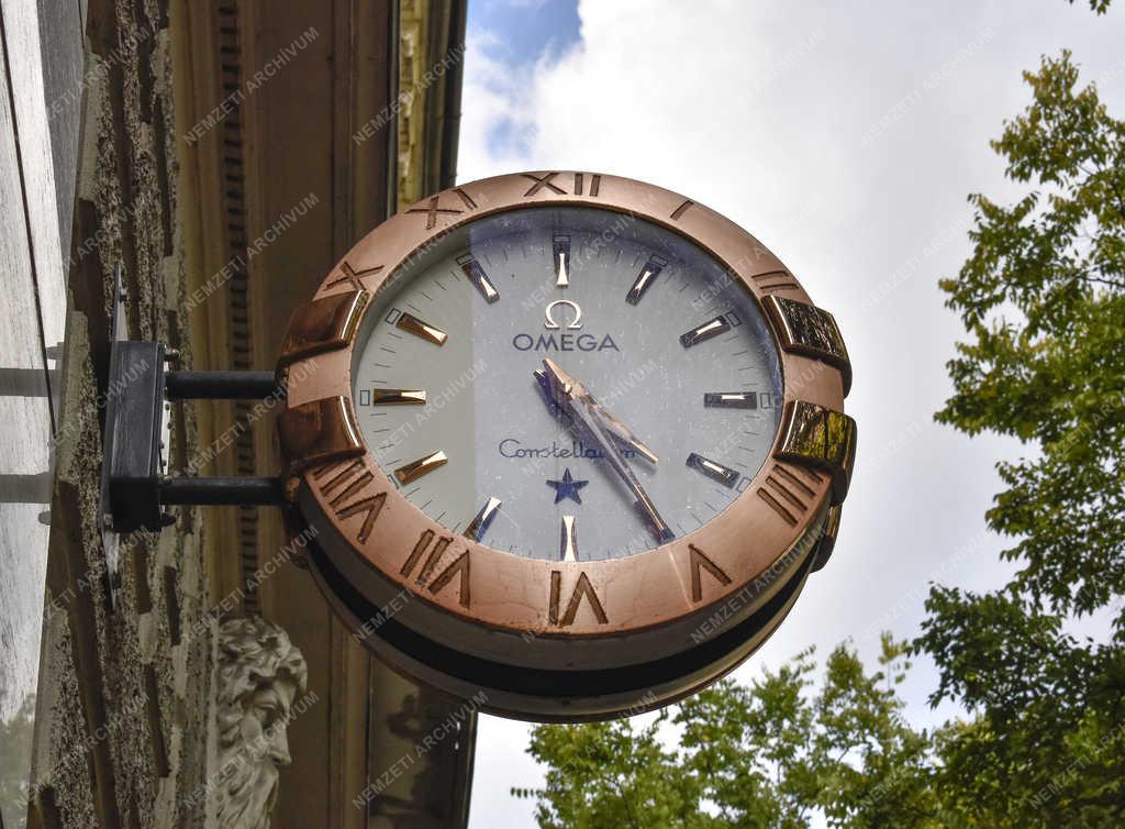 Utcakép - Budapest - Reklám óra