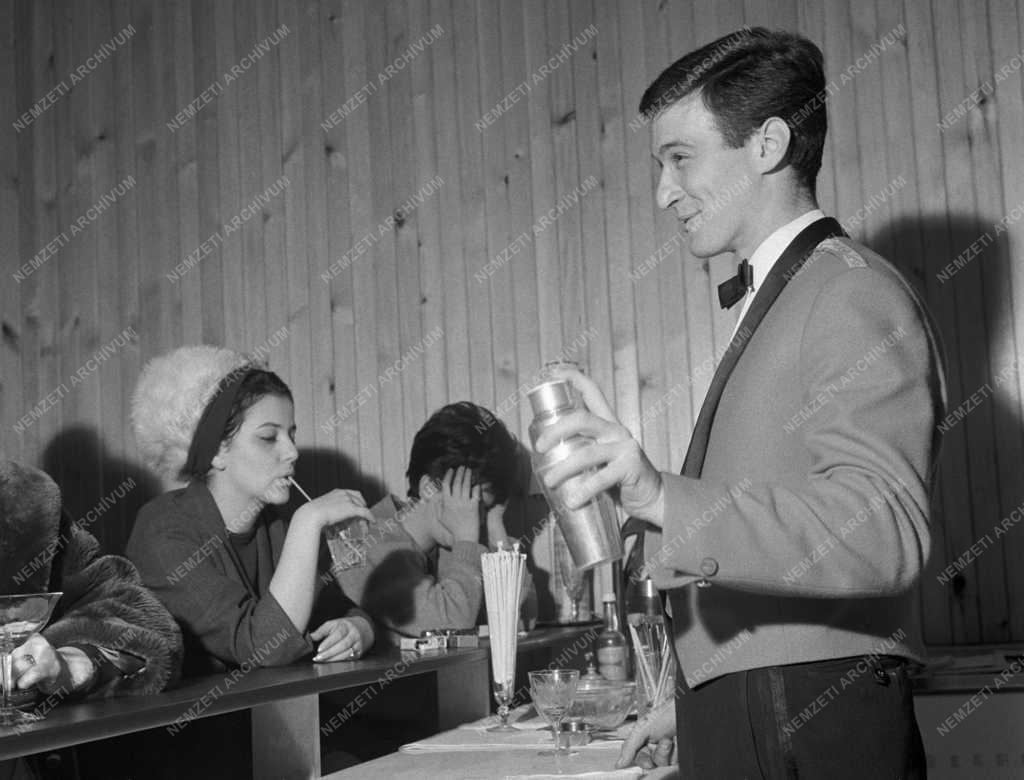 Vendéglátás - Drink bár nyílt a Párisi udvarban 