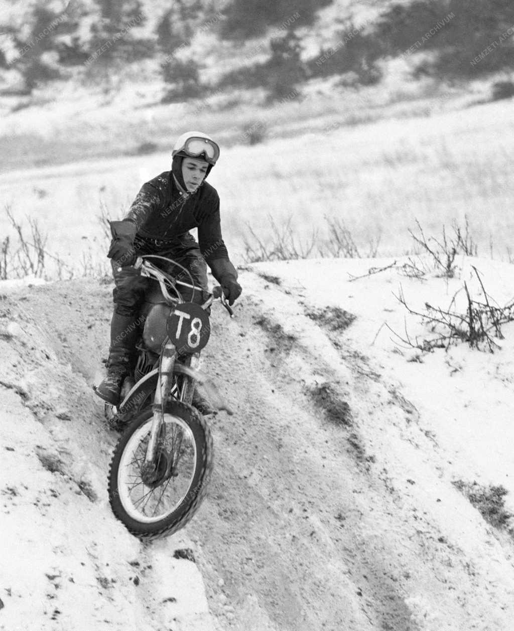 Sport - Motokrossz edzés havas pályán