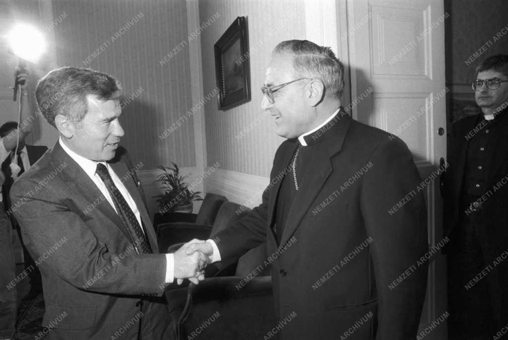 Külpolitika - Vallás - Horn Gyula megbeszélése Francesco Colasuonnoval