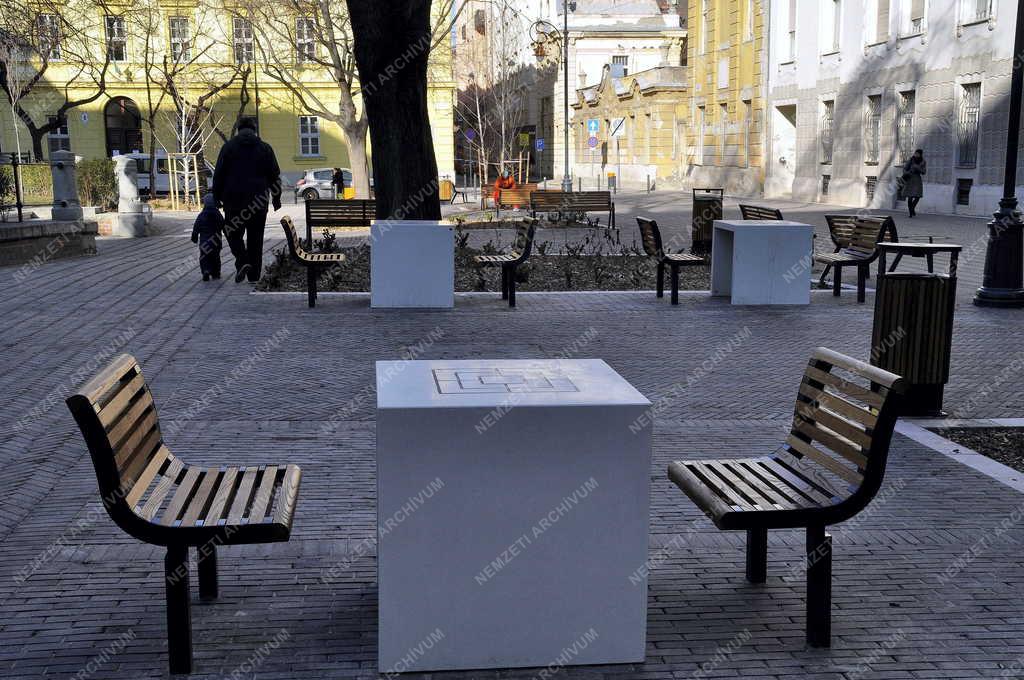 Településfejlesztés - Budapest - Felújították a Bakáts teret