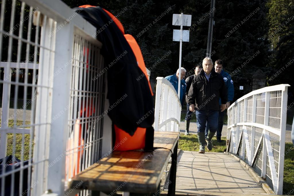 Árvíz - Orbán Viktor Kisorosziban ellenőrizte a védekezési munkálatokat