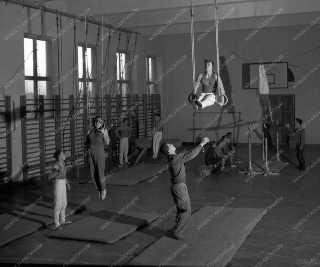Sport - Edzés a sztálinvárosi technikumban