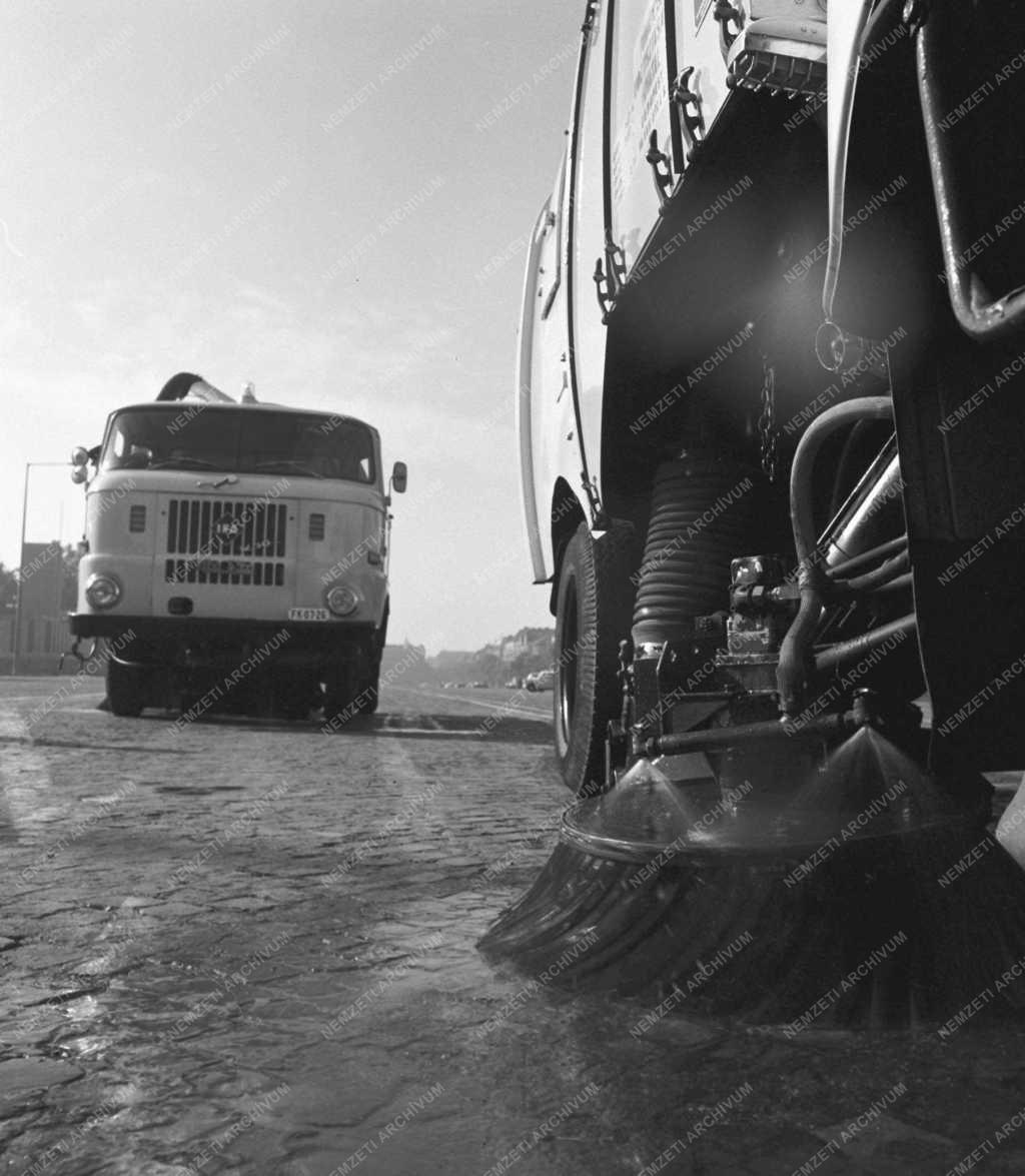 Környezetvédelem - Takarítják Budapest utcáit