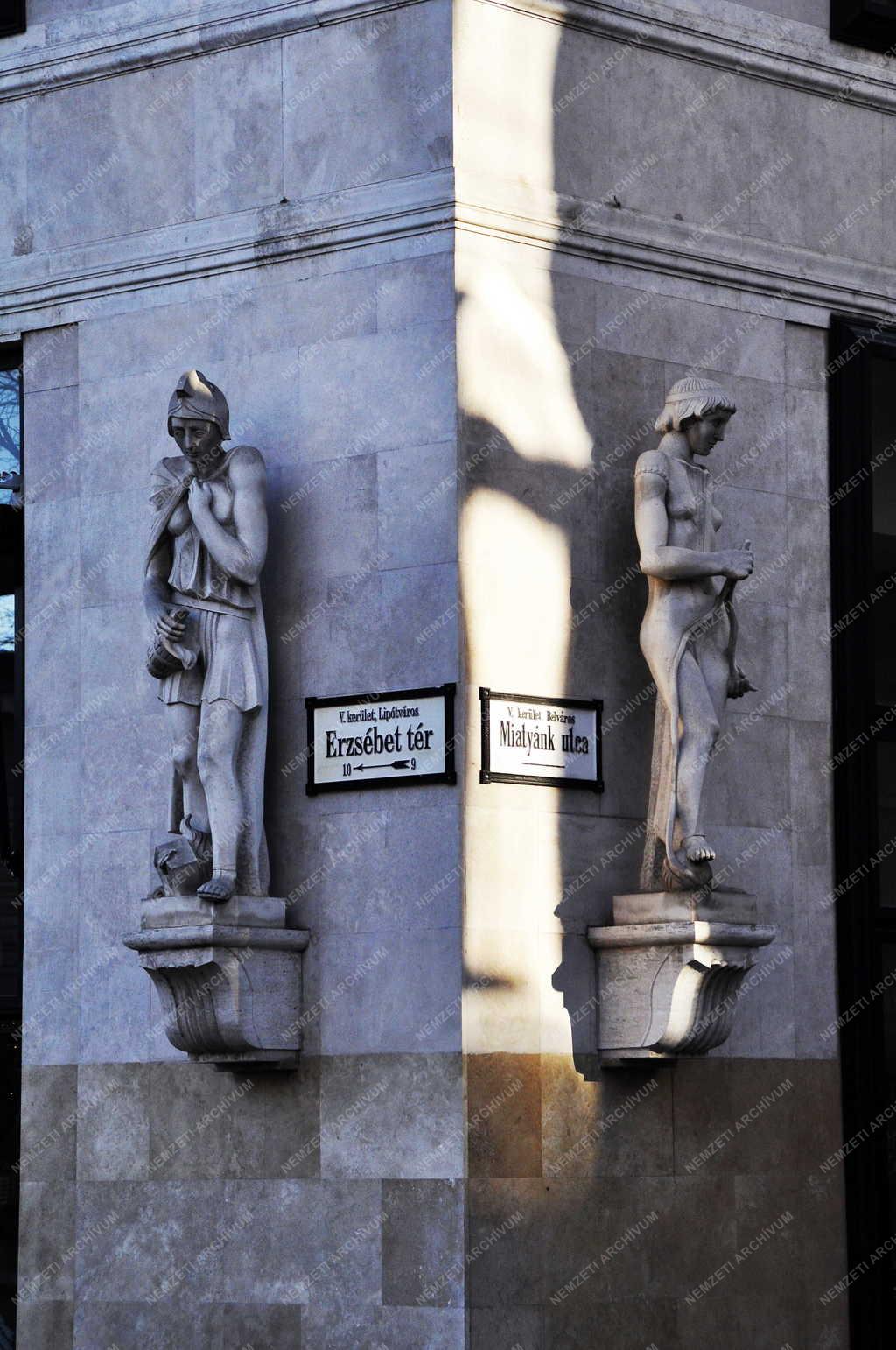 Kultúra - Budapest - Hotel Ritz-Carlton homlokzati szobrai