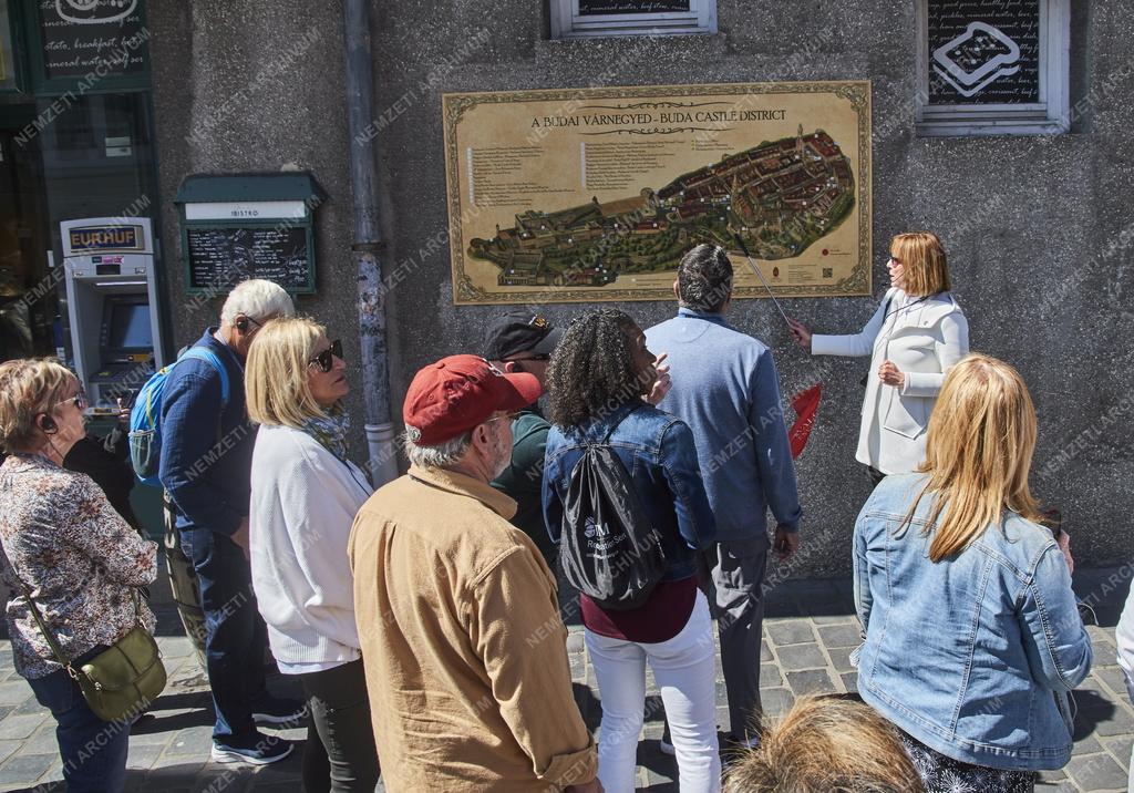 Idegenforgalom - Budapest - Turisták a Budai Várban