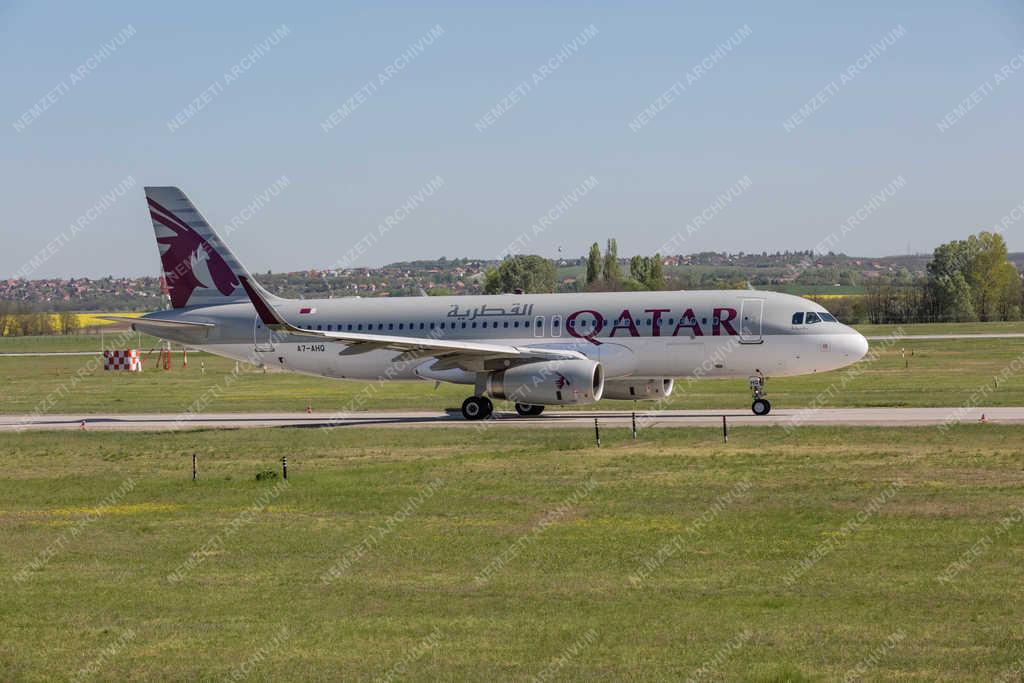 Légi közlekedés - Budapest - Utasszállító repülőgép Ferihegyen