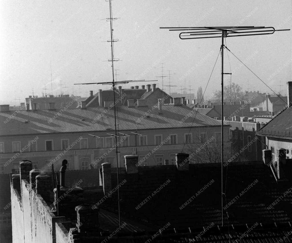 A szerző válogatása - TV antennák a győri háztetőkön
