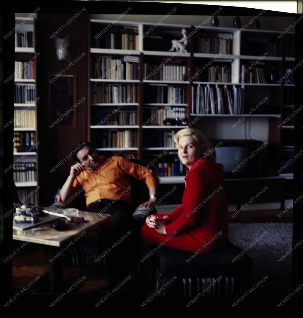 Kultúra -  Avar István színművész otthonában, felesége Gyapay Ivette társaságában