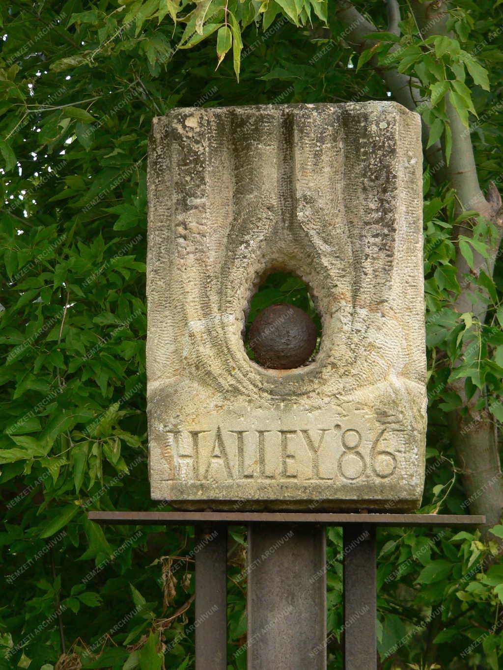 Bánk -  Halley-üstökös emlékmű