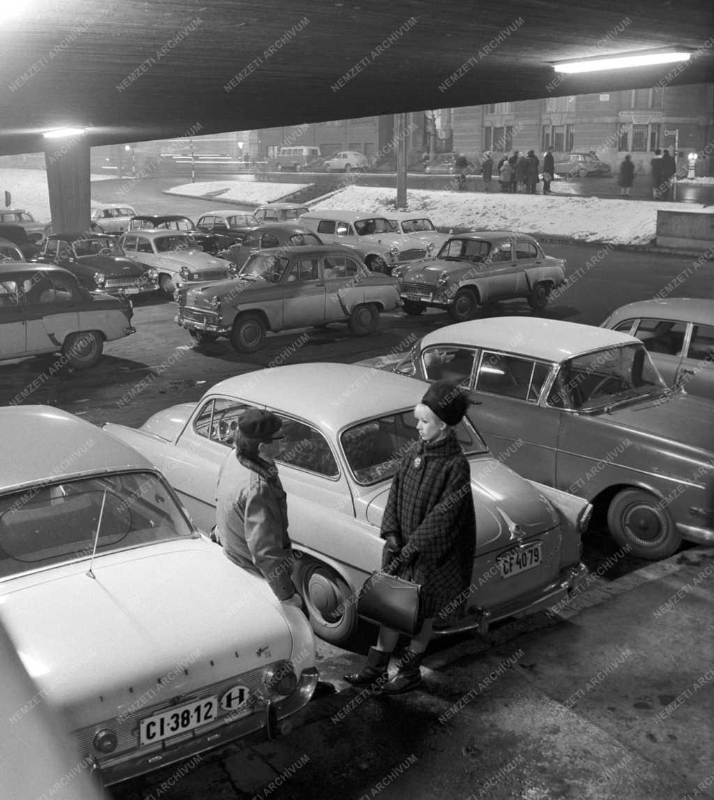 Közlekedés - Parkoló az Erzsébet hídnál