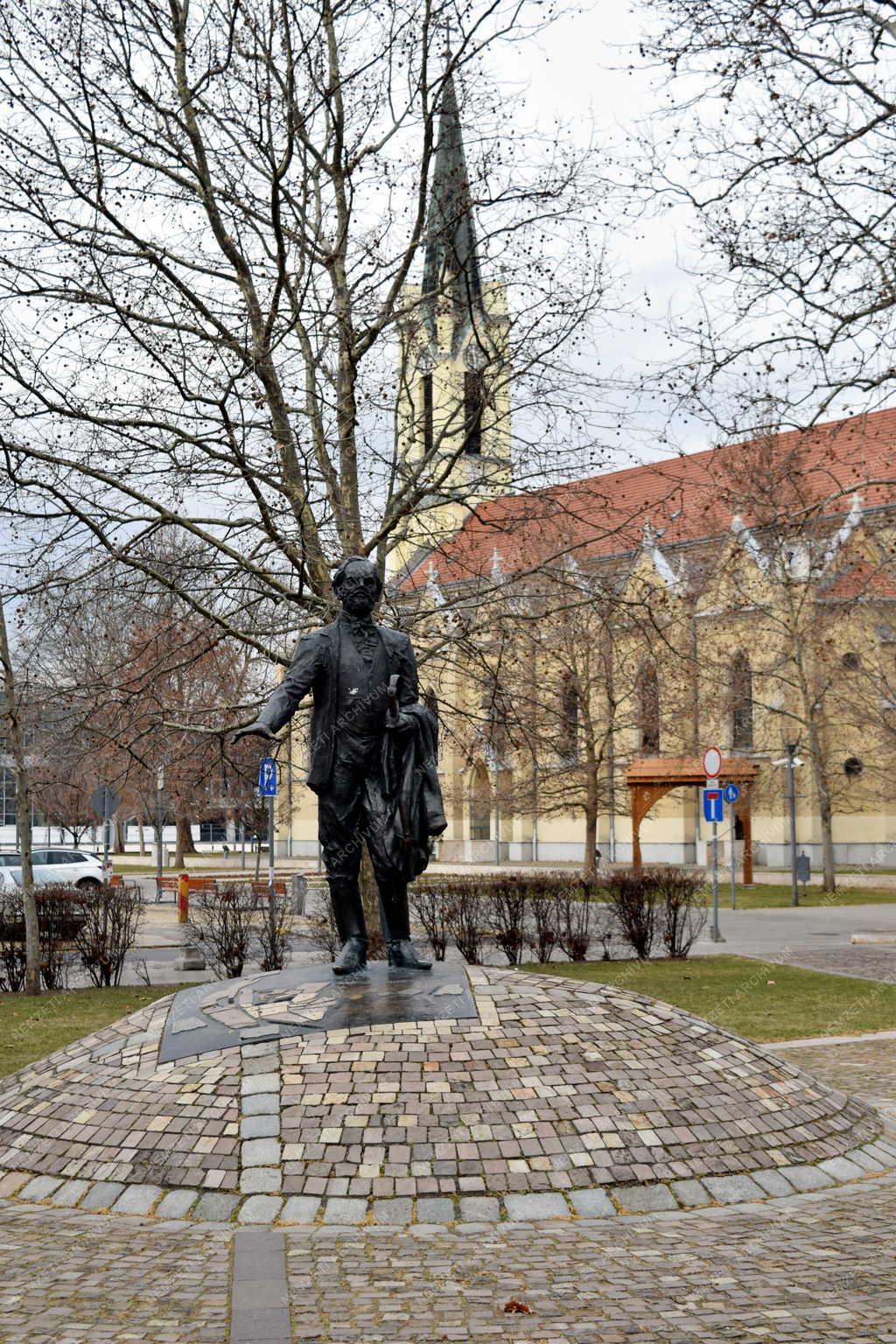 Kultúra - Károlyi István szobra Újpesten