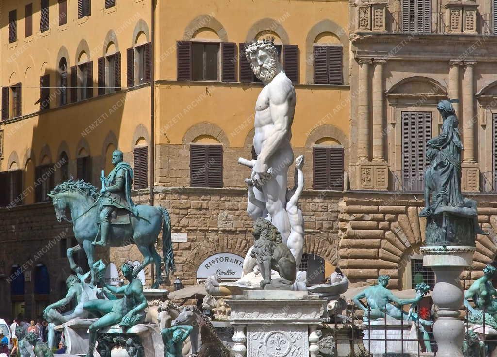 Városkép - Firenze - Szobrok a Piazza della Signoria téren