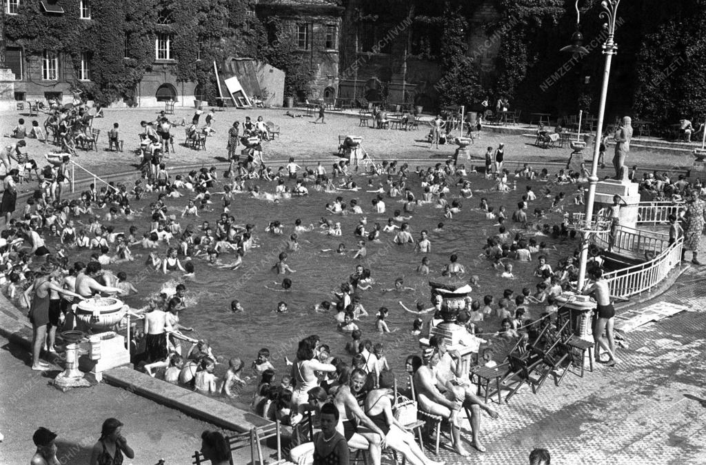 Történelem - Gyermekek a Széchenyi fürdőben