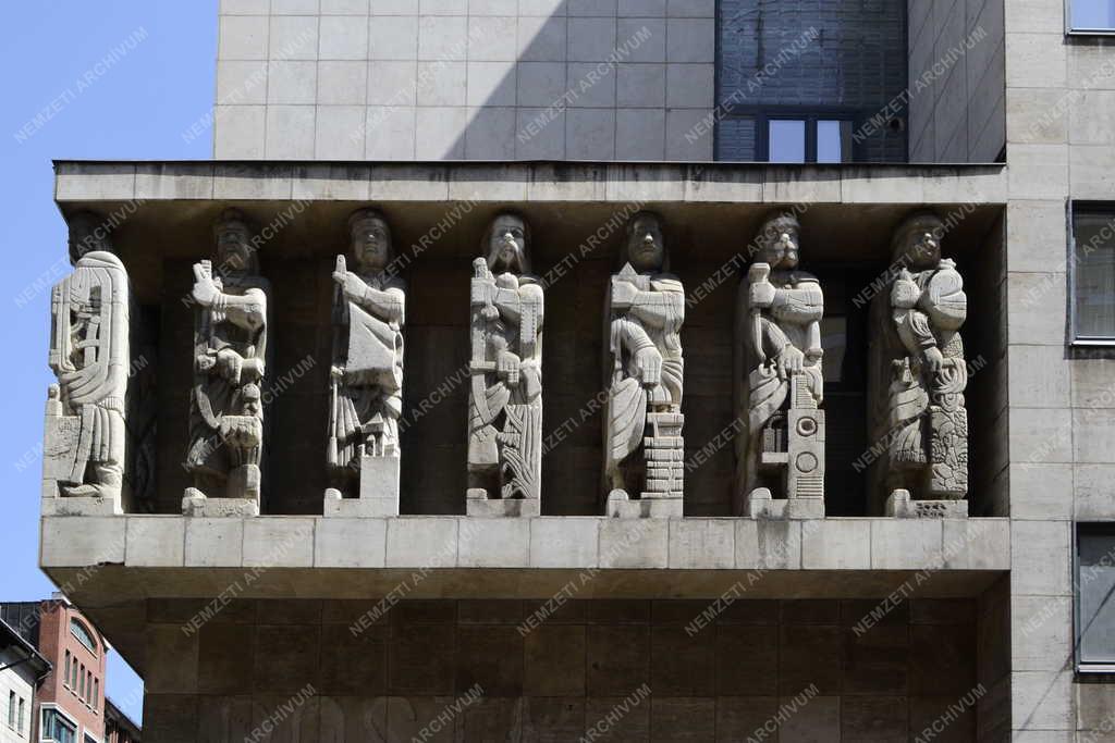 Épület - Budapest - A NAV Kiemelt Adózók Adóigazgatósága