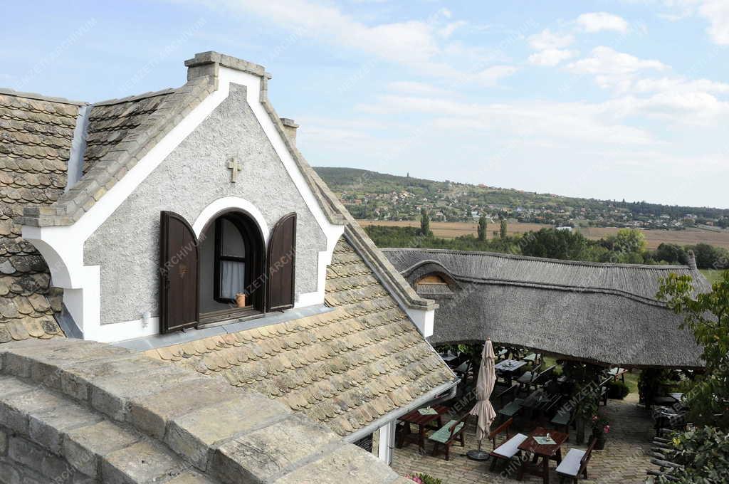 Táj, város - Hévíz - Római Pince Étterem