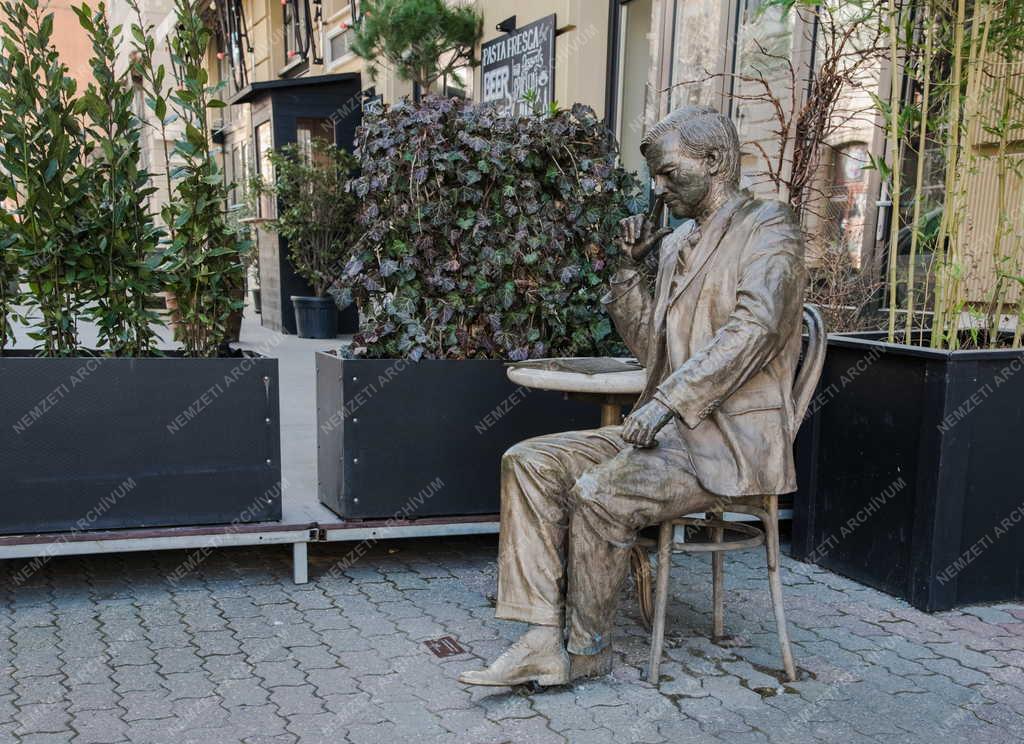 Városkép - Pécs - Weöres Sándor költő szobra