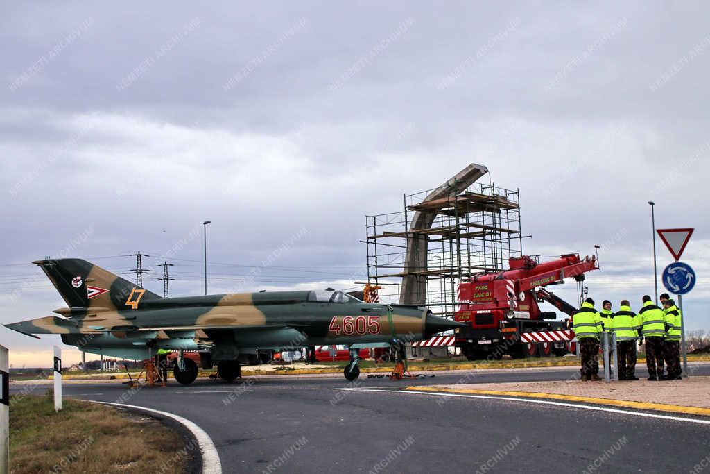 Városkép - Pápa - MiG-21-est állítottak ki egy körforgalomban