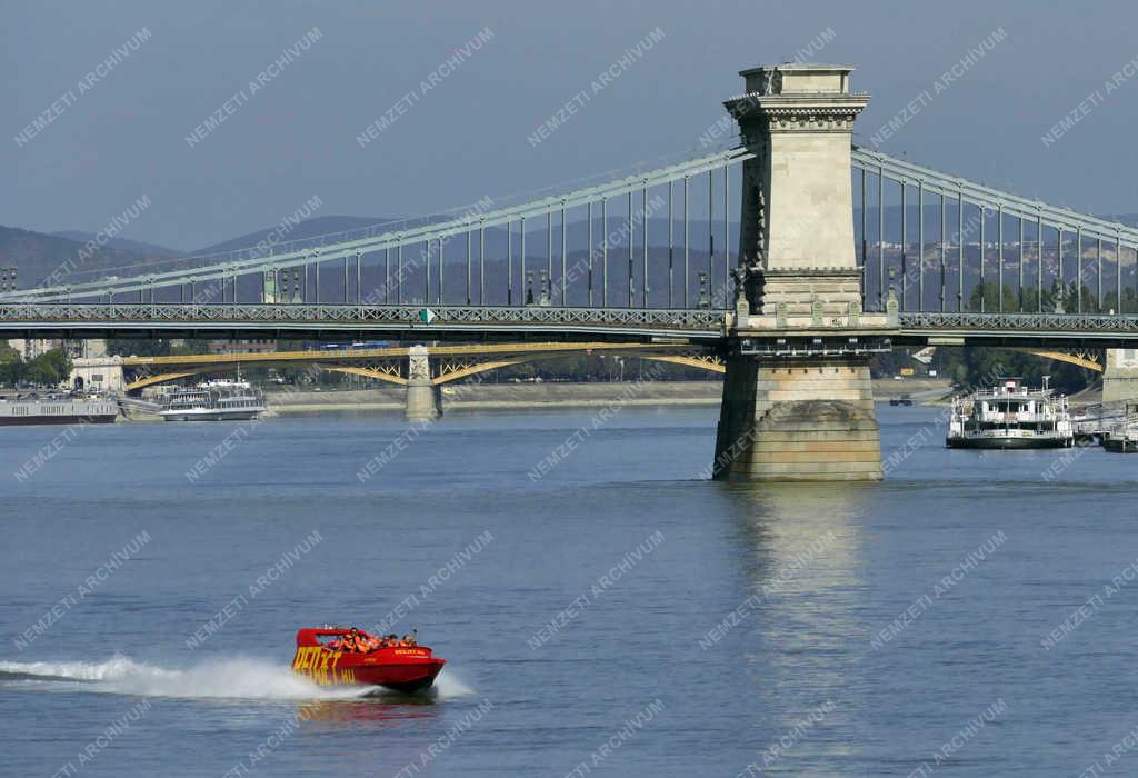 Közlekedés - Budapest - Gyors kishajó száguld a Dunán