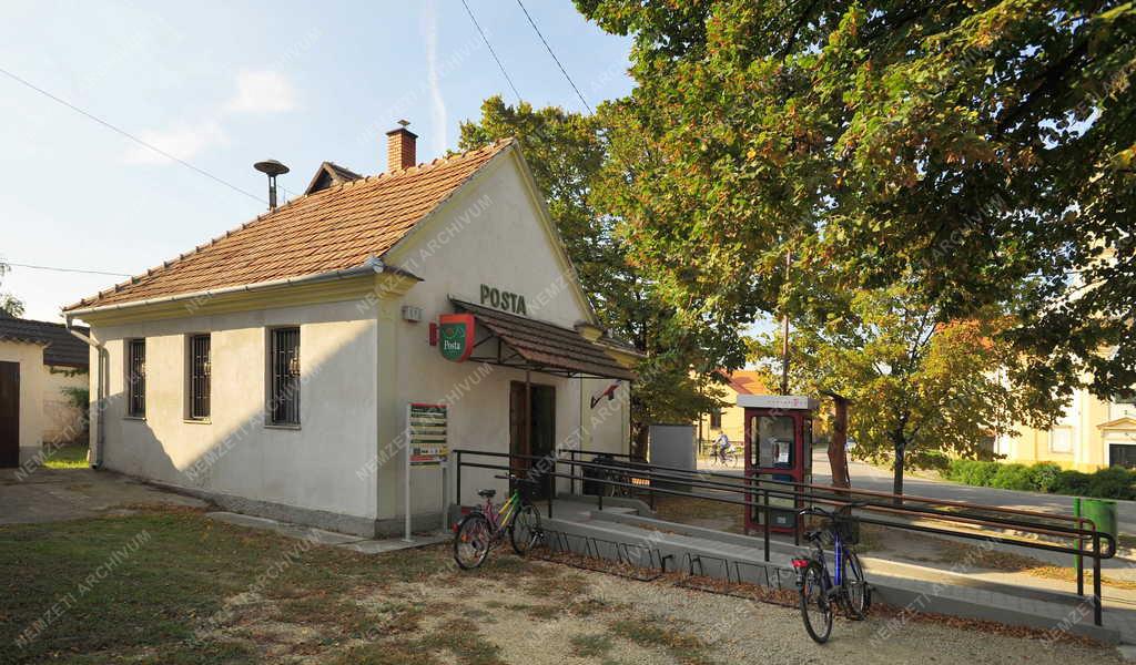 Farád - Középület