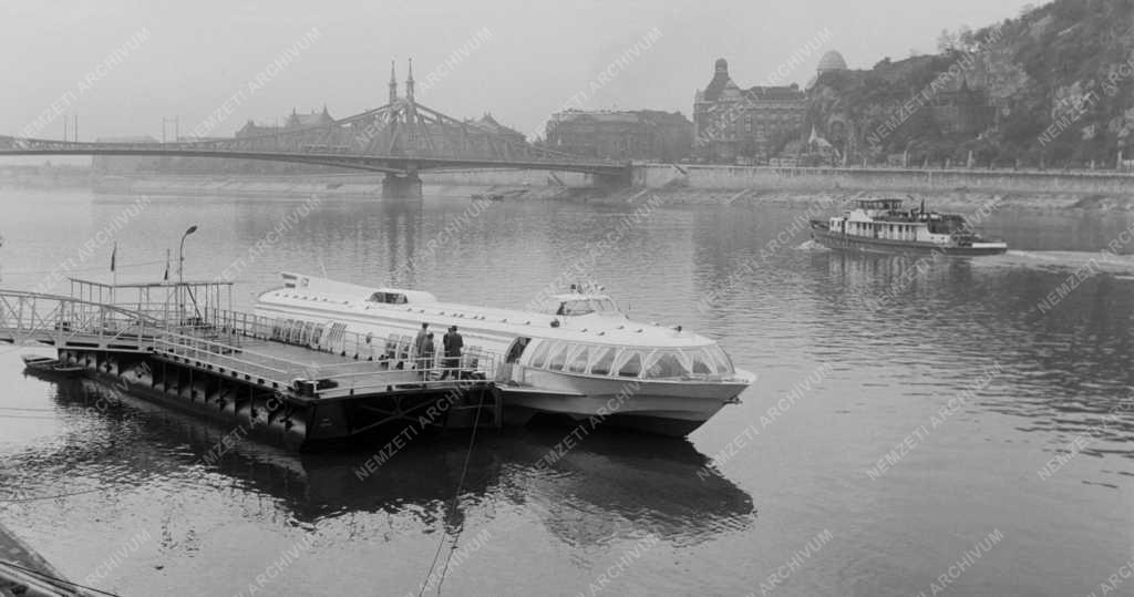 Városkép-életkép - Szárnyashajó a Dunán