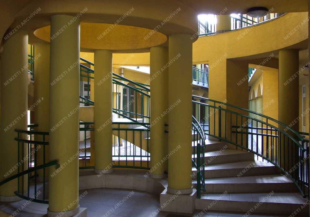 Épület - Budapest - A Bécsi út modern új üzletháza