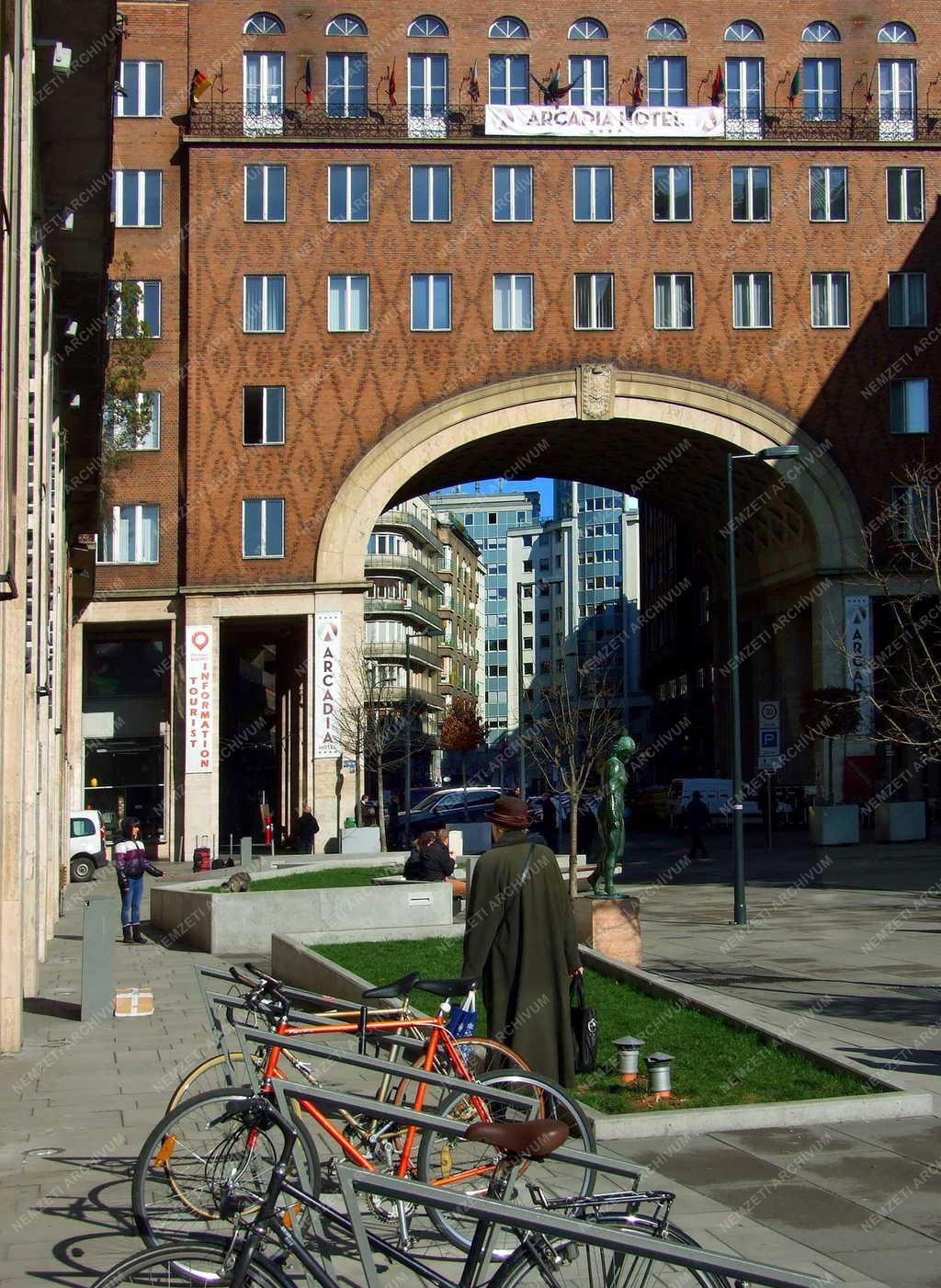 Városkép - Budapest - A Madách tér 