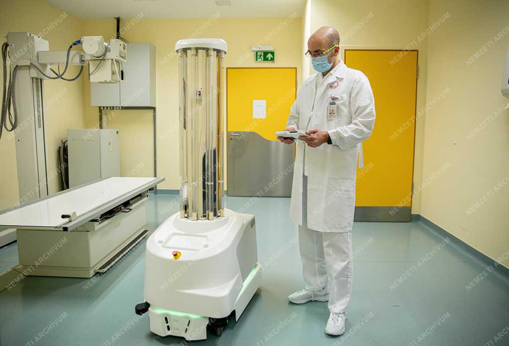 Koronavírus - Önjáró robot segíti a vírus elleni védekezést a Semmelweis Egyetemen