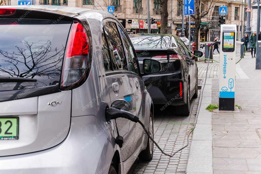Közlekedés - Budapest - Elektromos autó töltőállomás
