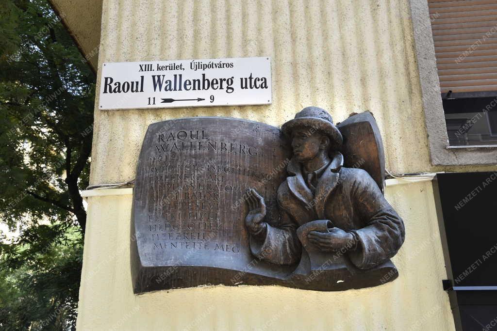 Városkép - Kultúra - Raoul Wallenberg domborműves emlék- és utcatábla Budapesen