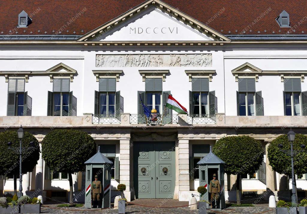 Városkép - Budapest - Díszőrök a Sándor-palota előtt