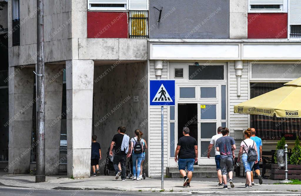 Városkép - Debrecen - Gyalogátkelő a Petőfi téren