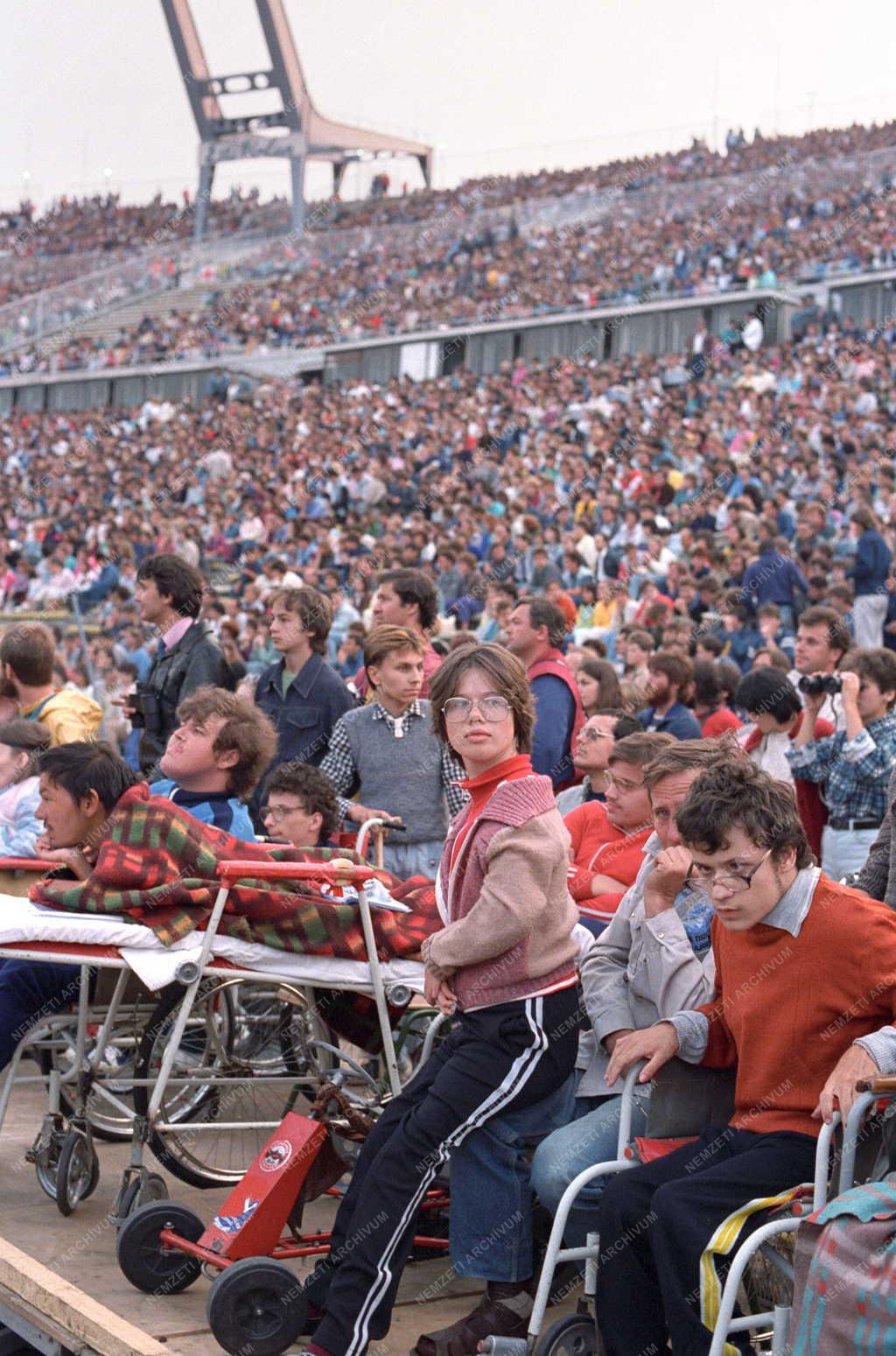 Kultúra - Könnyűzene - Genesis koncert a Népstadionban